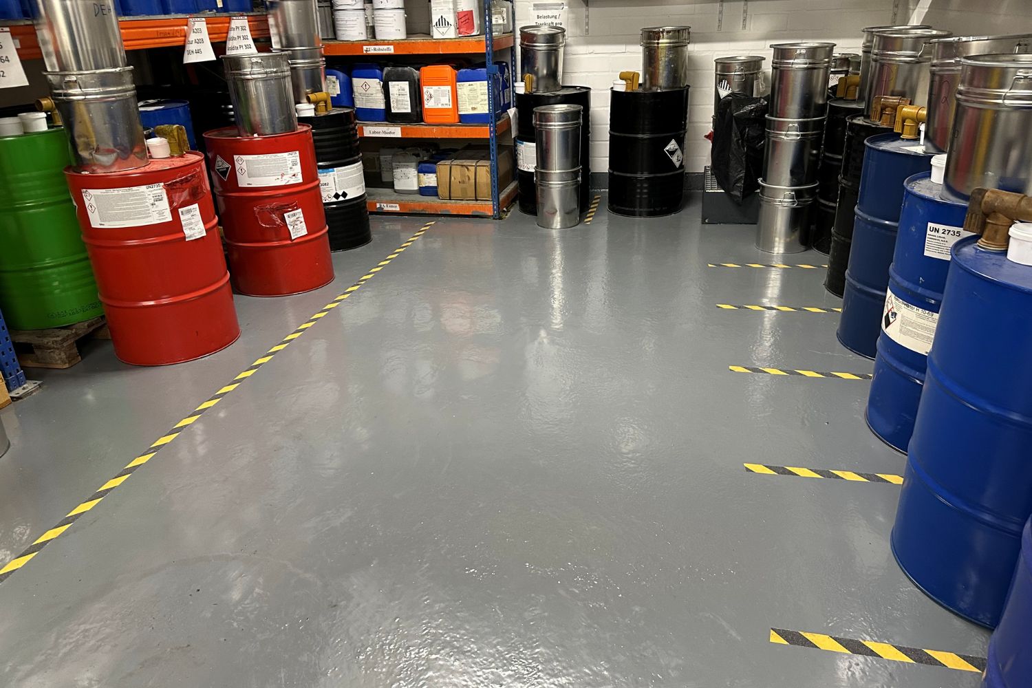 Entrepôt de grands bidons