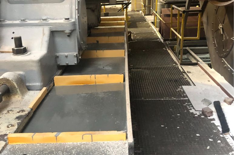 La dalle de sol est préparée avec des poutres en bois