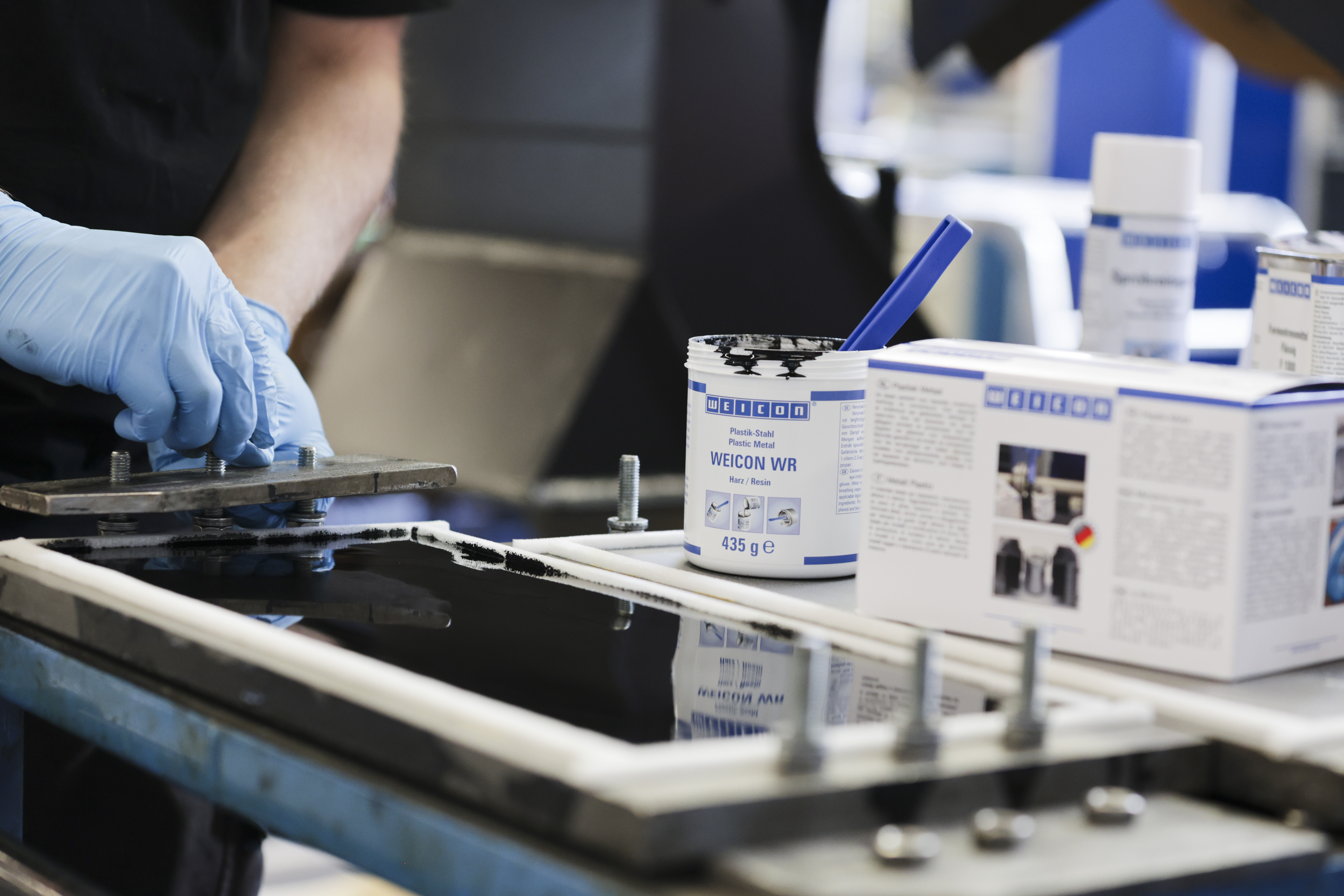 WEICON WR | Système à base de résines époxy liquides pour le scellement et la compensation des fentes