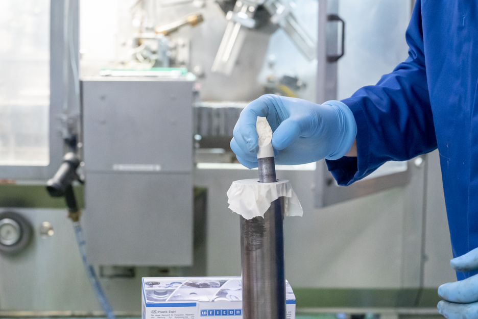 WEICON C | Adhésif à base de résines époxy chargé d'aluminium pour la réparation et le moulage