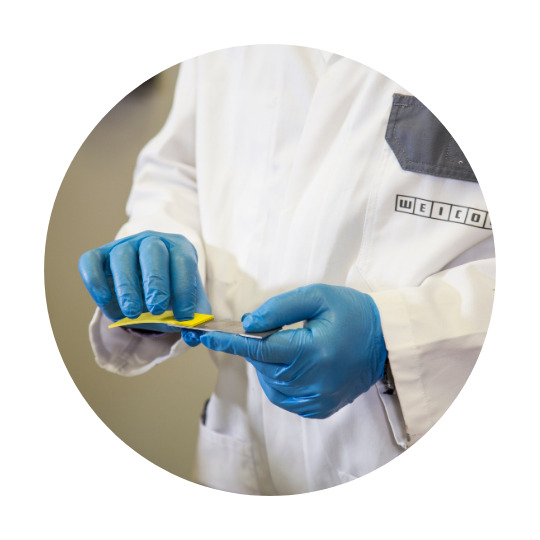 2 pièces métalliques maintenues l'une