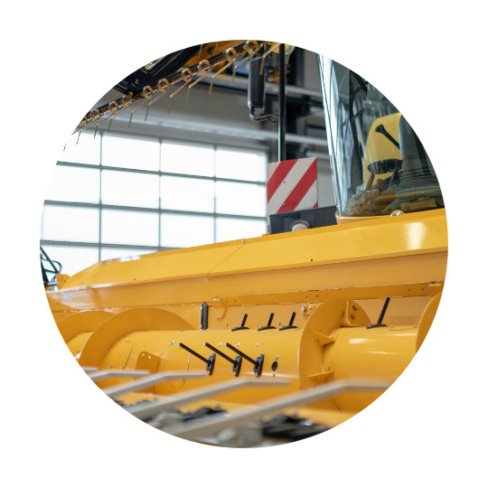 Partie d'une moissonneuse-batteuse jaune