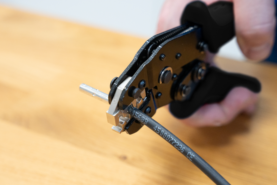 Pince à sertir MC4 | pour le sertissage de connecteurs MC4 pour installations photovoltaïques (2,5, 4 & 6 mm², AWG 14-10)
