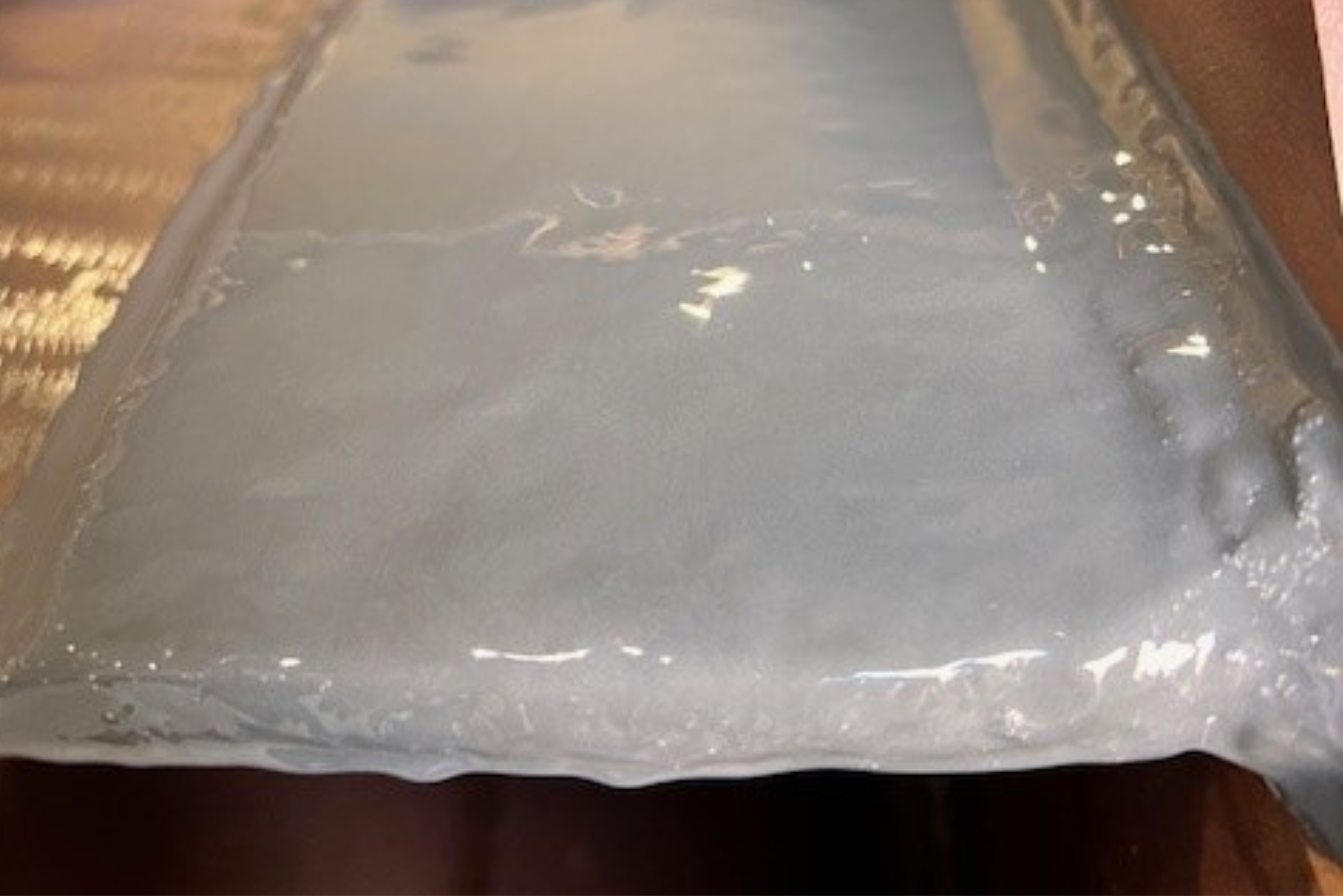 Composant métallique industriel recouvert d'une couche protectrice polymère lisse et brillante.