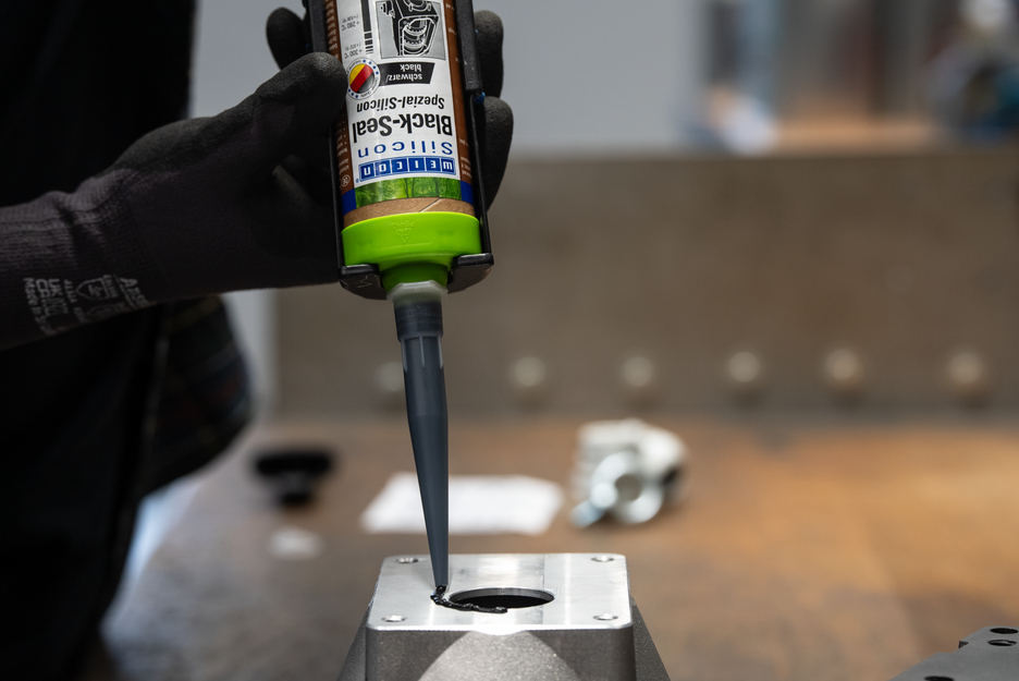 Black-Seal Silicone Spécial | Mastic d'étanchéité à élasticité permanente pour les zones résistantes à l'huile ou à la graisse