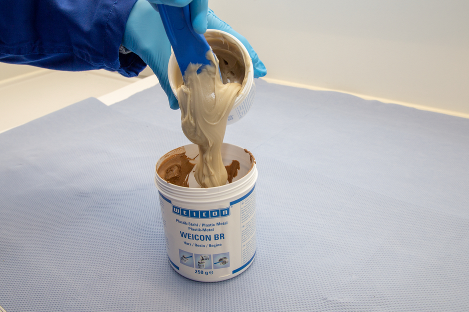 WEICON BR | système à base de résines époxy chargé de bronze pour la réparation et le moulage