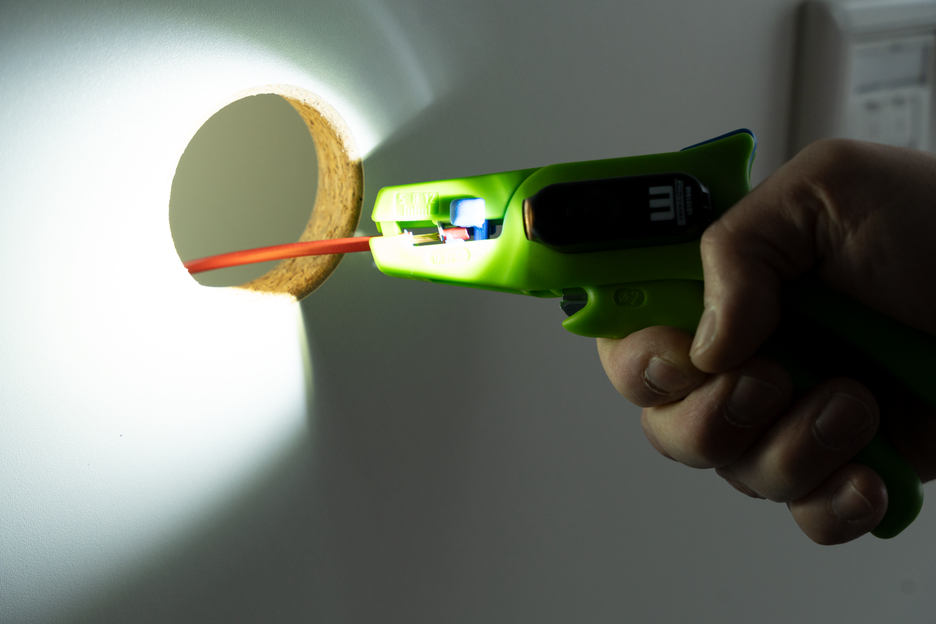 Pince à dénuder N°5 Green Line Kit LED | Outils de dénudage composés jusqu'à 97 % de matières premières renouvelables, kit de 2 pièces comprenant une pince à dénuder et une lampe de travail à LED
