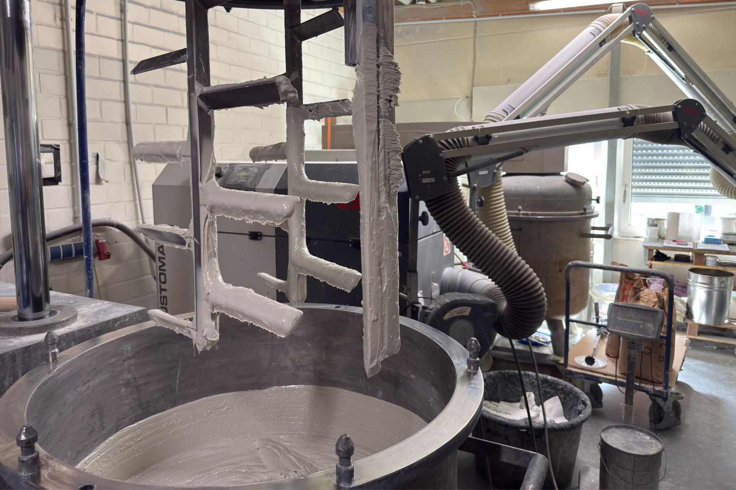 Grande machine contenant de la colle blanche