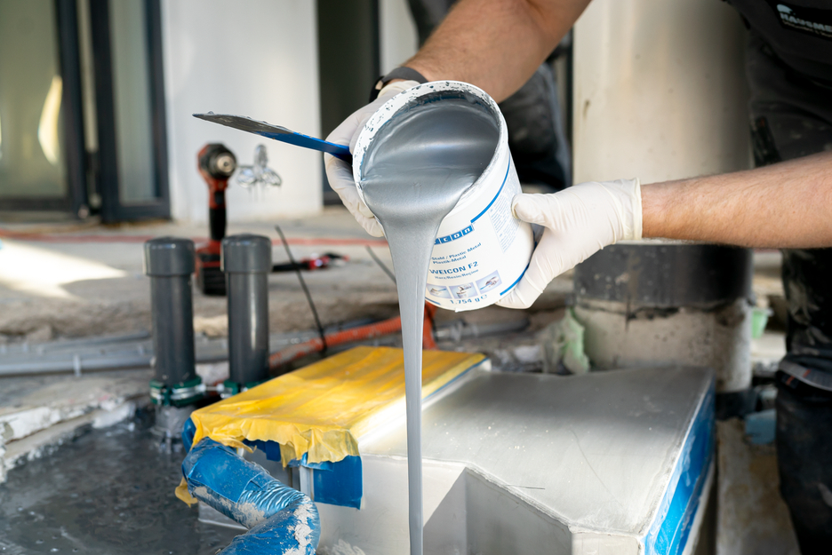 WEICON F2 | Système à base de résines époxy chargé d’aluminium pour la réparation et la compensation des fentes