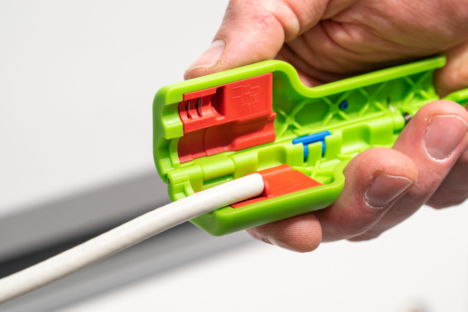 Dénude-Câbles Coaxiaux 
No. 1 F Plus Green Line - 
pour fiches F | pour dégainer et dénuder les câbles coaxiaux, aide au dévissage incluse