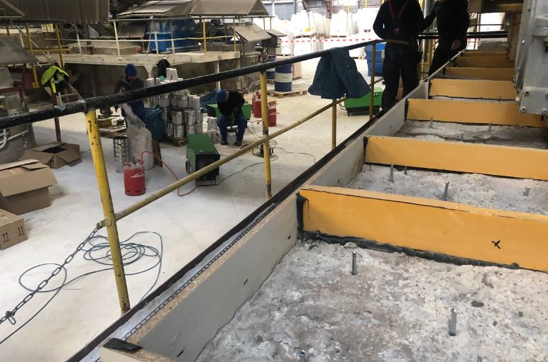 La dalle de sol est préparée avec des poutres en bois